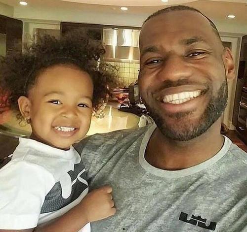 光头佬和女儿吃瓜视频,温馨日常引网友热议