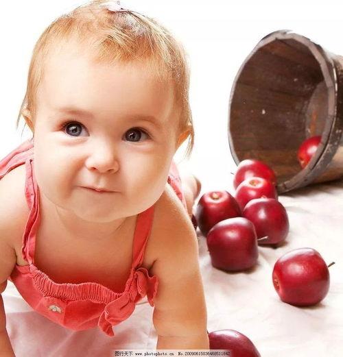 宝宝吃瓜小视频,萌化网友心