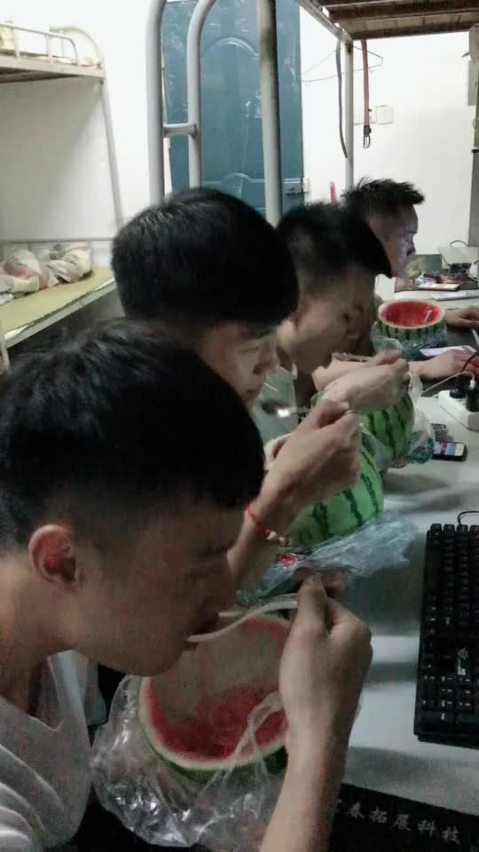 一群人吃瓜的视频,揭秘一群人的欢乐时光