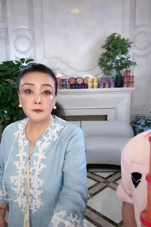 张兰直播间吃蜜瓜视频,现场互动温馨满满